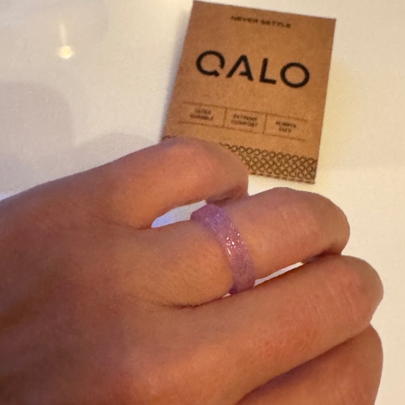 NEW! Women's QALO Silicone Pink Glitter Ring Band, Size 6 - Picture 4 of 9